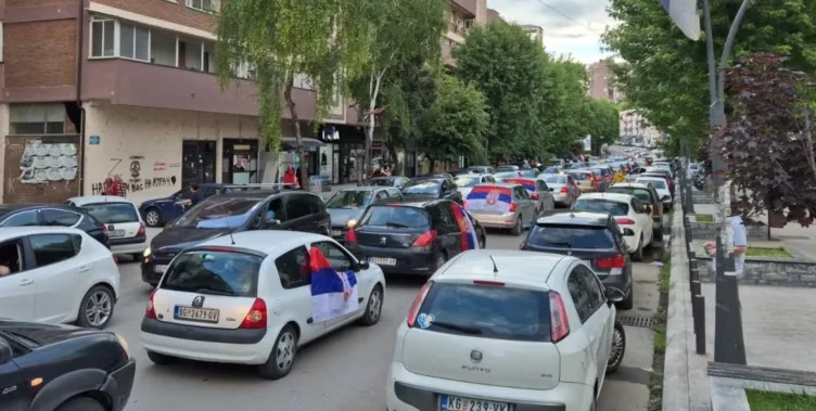Serbs in the north parad their cars in support for Vuciqi following the adoption of Srebrenica resolution