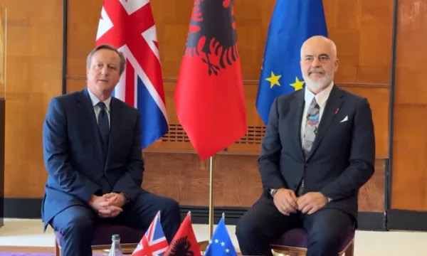 David Cameron arrive en Albanie, Rama publie des photos de la réception: Un ami précieux de l'Albanie