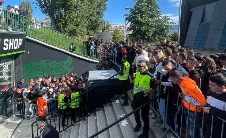 Crazy in Mitrovica: Fans wait in line for tickets since the early hours of the morning