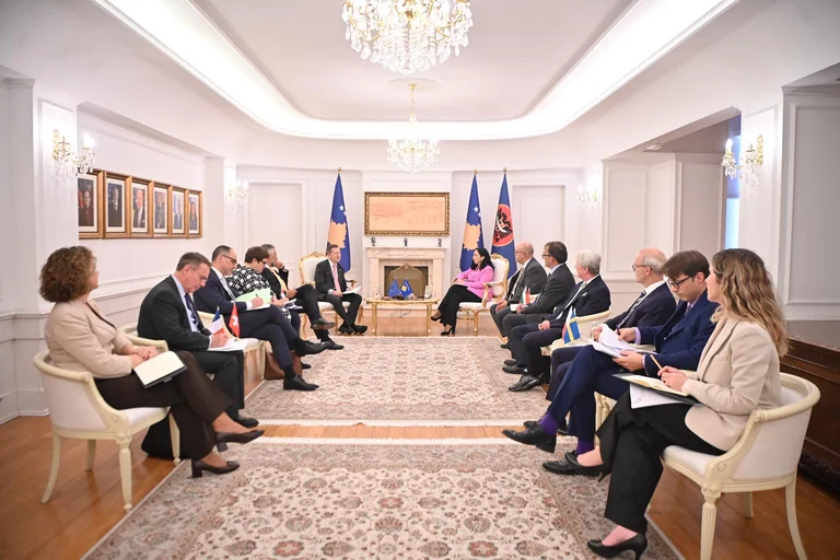 Osman rencontre plusieurs ambassadeurs européens, raconte la nécessité de lever les mesures sur le Kosovo