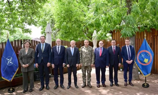 Le commandant de la KFOR rencontre certains ambassadeurs du Kosovo, dit la sécurité au Kosovo, région