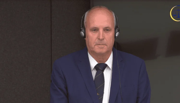 Témoin Klaus Jensch: Nous avons attrapé des gens portant des drapeaux allemands et braquant des uniformes.