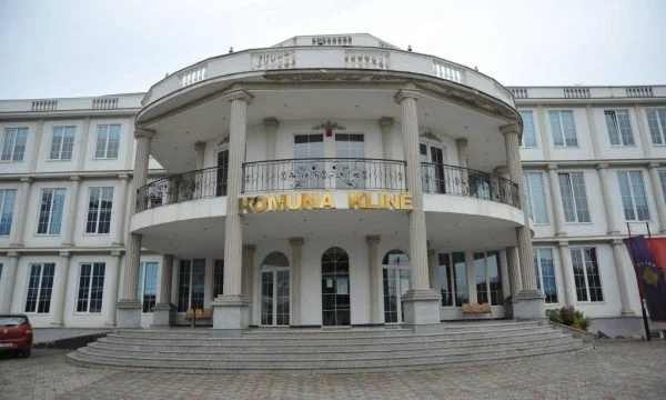 Gjykata lë në arrest shtëpiak dy zyrtarë të komunës së Klinës