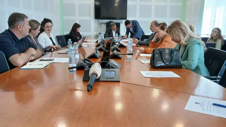 Réunion de la commission des questions d'opposition en raison des retards des députés