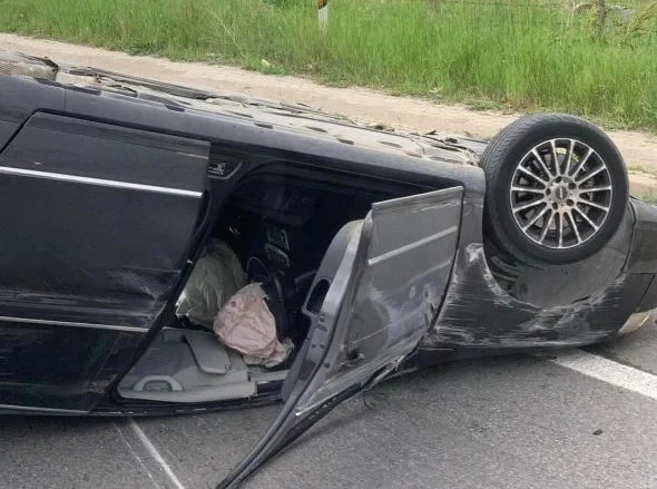 Auto rotolando su Mitrovica Street Pristina, autista si fa male