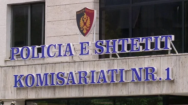 Tirana: Un giovane ossessionato da “Square Skenderbej”, tre sospetti arrestati