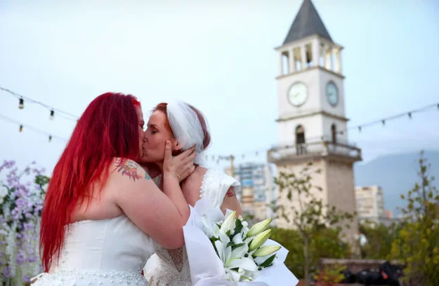 Die Krone von zwei Mädchen in Tirana, einer von ihnen sagt: Es war keine albanischen Gesetze, es war Gottes Wort.