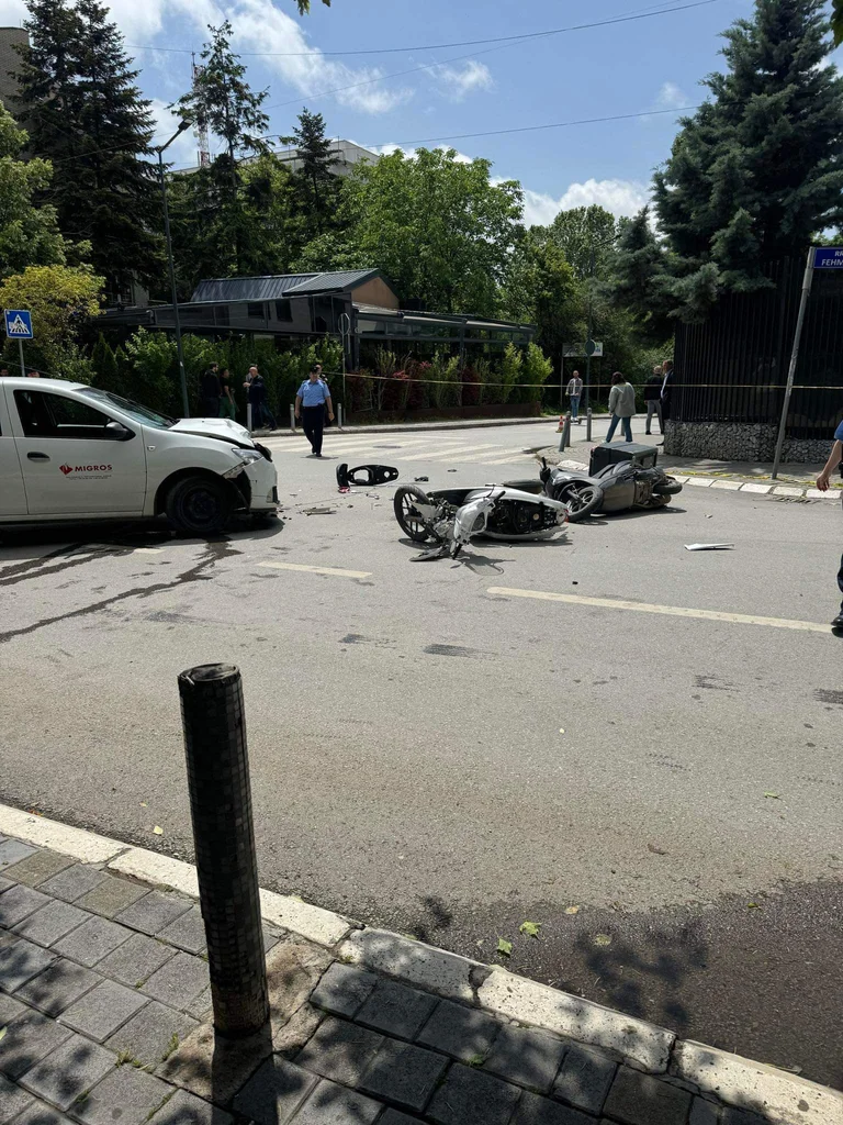 Schwerer Unfall am “kleine Schädel” in Pristina, Autoabsturz in 2 Motorräder