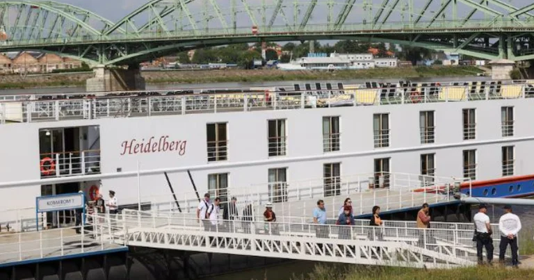 Zwei Schiffe stürzt am Donauufer, zwei Menschen verlieren ihr Leben, 5 verschwinden