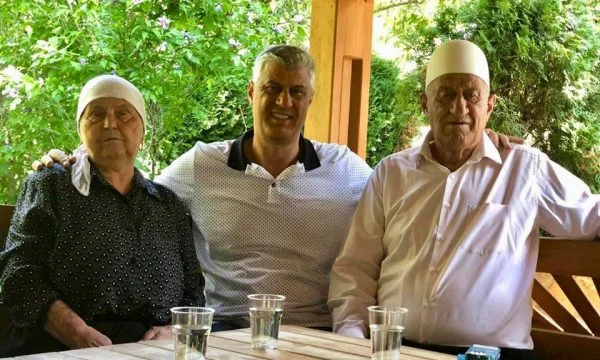 El padre de Thaci después de la reunión: Te extrañamos, en Kosovo, no aquí.