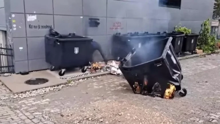 Jemand in Pristina kommt in den Weg von Container und Riss, Polizei sucht Autoren
