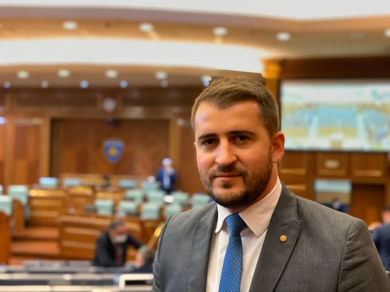 Lushtaku për Kurtin: Një kryeministër që nuk e rrit fëmijën në Kosovë, nuk ka ndjenjë të përgjegjësisë