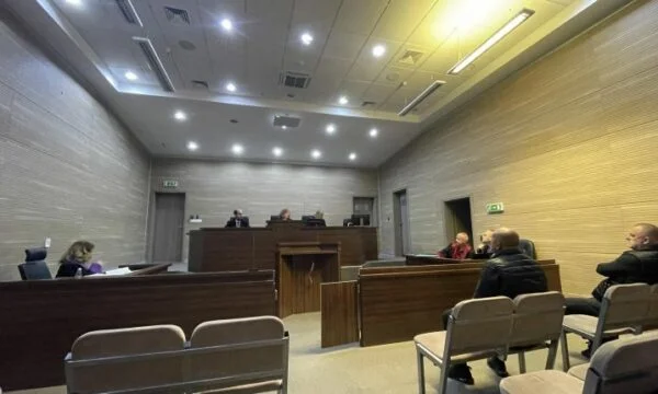 La Corte chiede al rapporto della polizia di non far rispettare l'ordinanza di portare testimone a sessione