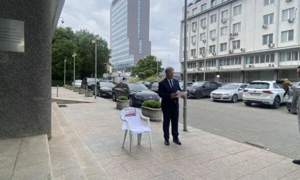Hakki Abazi apre le sue cellule <x0d prima del Parlamento, dichiara la morte del Kurti Governo