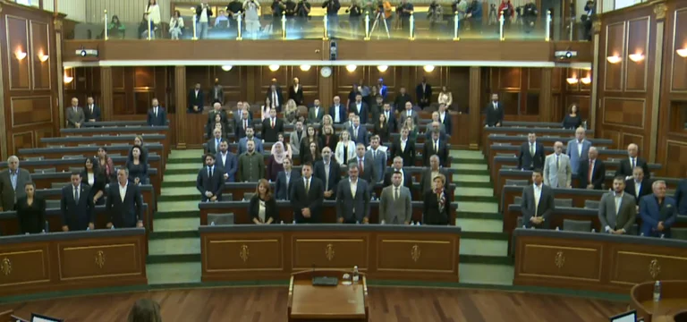 El Parlamento tiene un minuto de silencio en honor de Ukshin Hoti