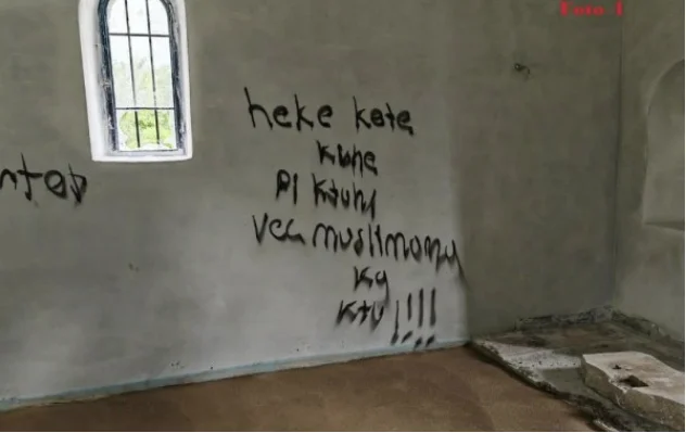 Serbie avec de vieilles tactiques, inscriptions provocatrices apparaissent dans une église à Pec