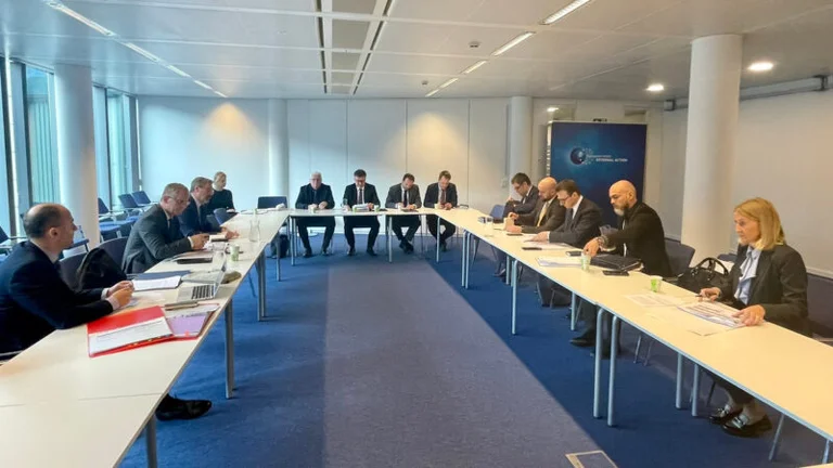 Three-way meeting for dinar in Brussels begins