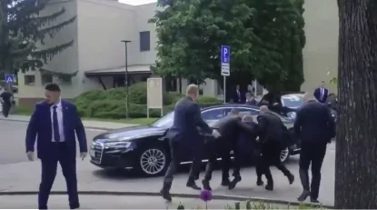 Il momento è pubblicato dopo l'infortunio, il primo ministro della Slovacchia entra rapidamente nell'auto blindata (VIDEO)