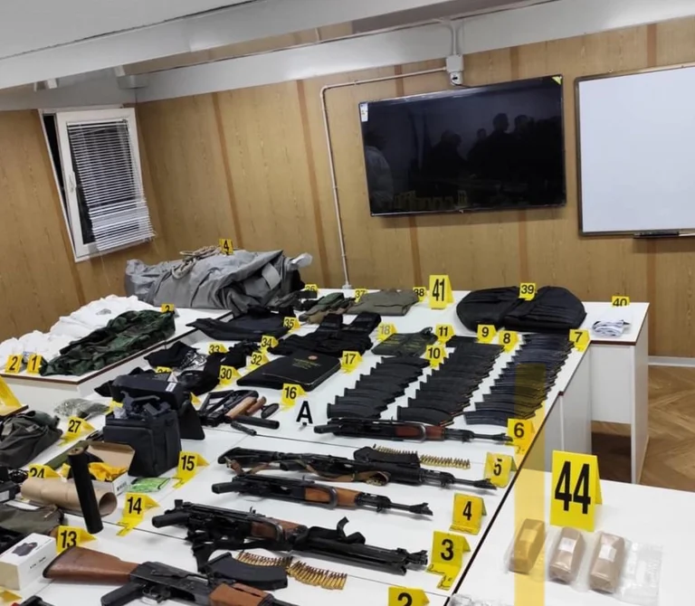 Es gibt eine Menge Munition in Zvecan, das ist Polizeidirektor: Wir haben auch Informationen von AKI erhalten.