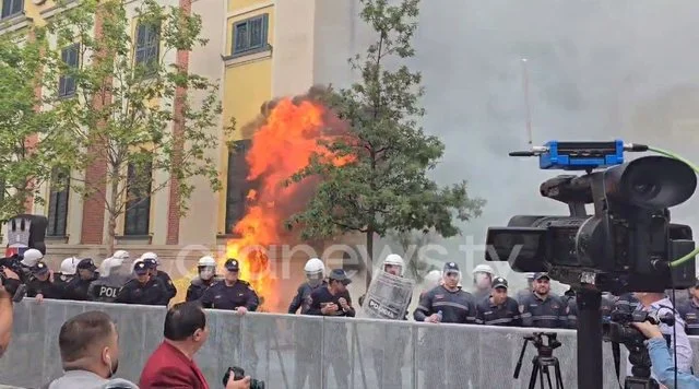 Oppositionsprotest beginnt in Flammen í werfen Rauch, Molotov in Richtung Tiranas Eingang