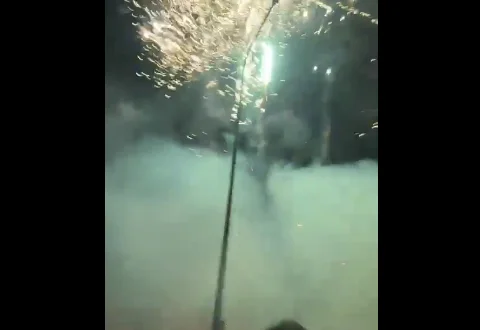 Los fans de Arsenal intentan hacer los jugadores de la ciudad, lanzar fuegos artificiales en su hotel.