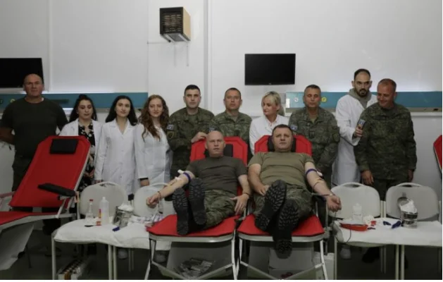 KSF-Mitglieder nehmen an humanitärer Aktivität teil, spenden Blut