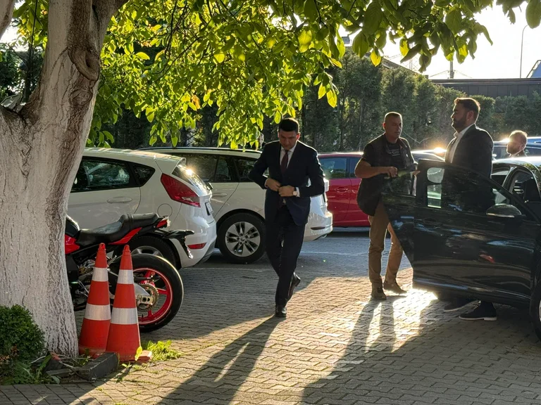 Le seul à accepter l'invitation commence la rencontre entre Krasniqi et Kurti