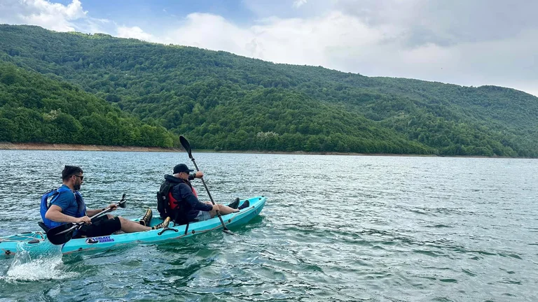 Svechla es kayak en el lago Weyman