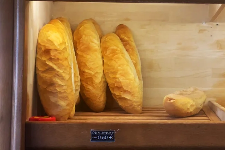 Los precios del pan suben a 60 centavos en varios hornos de Pristina, los ciudadanos se quejan