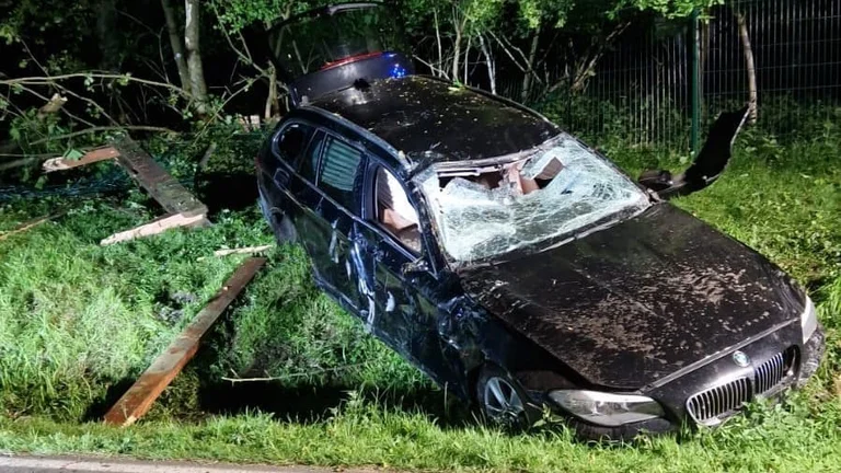 Schwerer Unfall in Deutschland, fünf verletzt in BMW Crash für einige Bäume