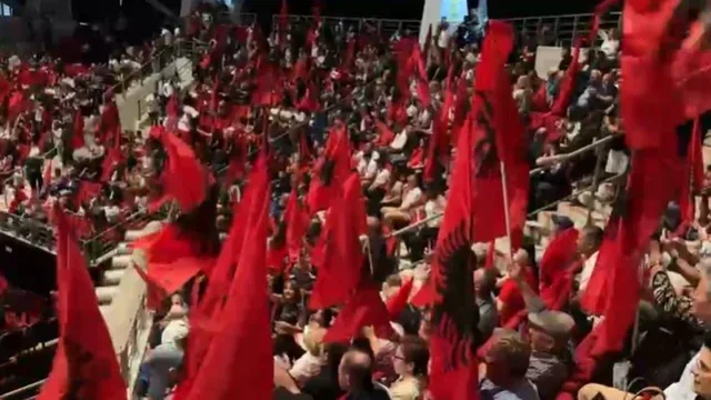 Rama electrifies the stadium in Athens, Albanians cheer with flags at (VIDEO)