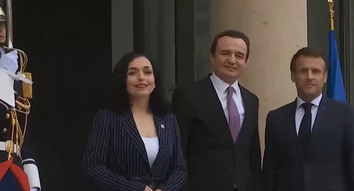 Del foto: Osmani e Kurti takohen me Macronin