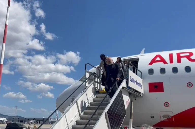 Rama arrive en Grèce, les Albanais attendent au stade avec des drapeaux rouges