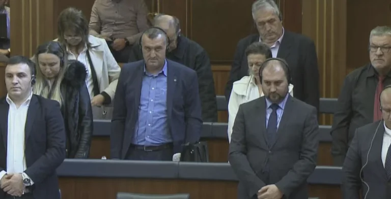 ¡Los parlamentarios serbios se pagan en vano! -Aproximadamente 1700 euros al mes sin ir a ninguna sesión.