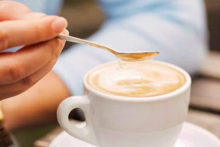 Découvrez combien de sucre vous devez ajouter à votre café, c'est la quantité quotidienne recommandée