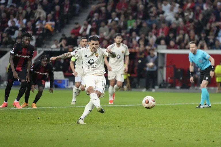 Une autre pénalité, Rome double le score sur Bayer Leverkusen