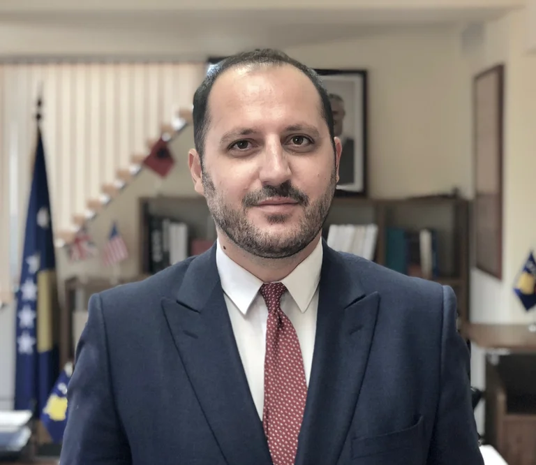 Kosovo fuera del programa del Comité de Ministros, ex Embajador Cana: Función diplomática, Kurti le da la respuesta