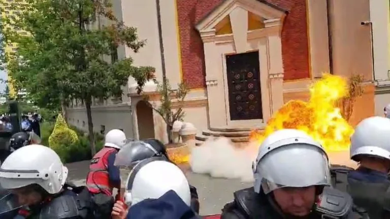 Molotov, eggs in front of Tirana municipality, protesters demand Veliaj's resignation