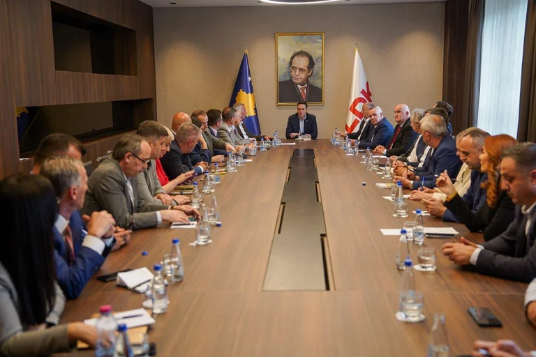 LDK: El gobierno de Kurti degrada los informes con los internacionales- KiE reconoce los logros de Kosovo por delante de la independencia