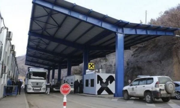 Kolonë deri në pesë kilometra afër pikës kufitare në Jarinjë