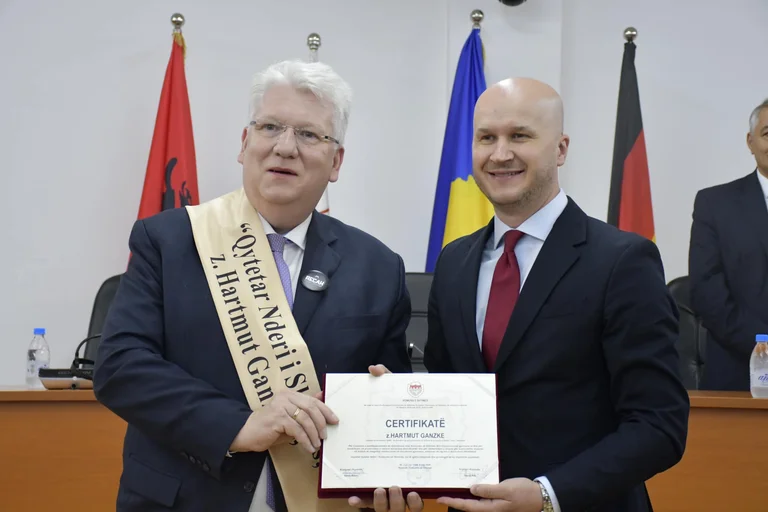 German MP verkündet “Honourant Citizen”