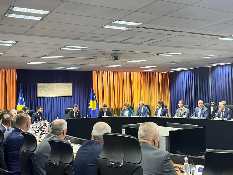Udhëzimi i çuditshëm i Qeverisë për komunat: Urdhërohen kryetarët të sigurojnë hapësira për shërbime të ministrive