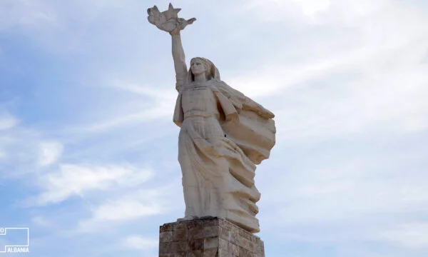 Kurti posts a photo of the monument “Only martyrs have completed their commitment to the country