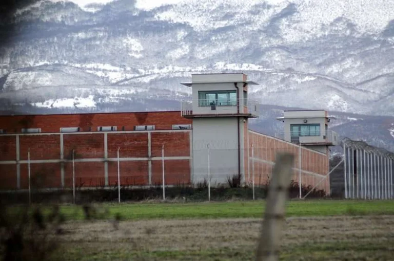 I dërgoi drogë burrit në burgun e Dubravës, arrestohet kosovarja
