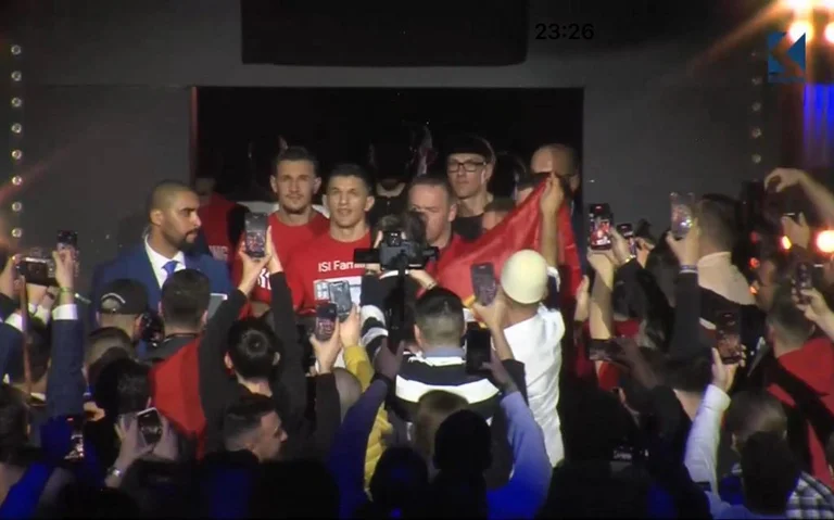 Robin Krasniqi monte dans la bague, prêt à montrer Jorge Silva