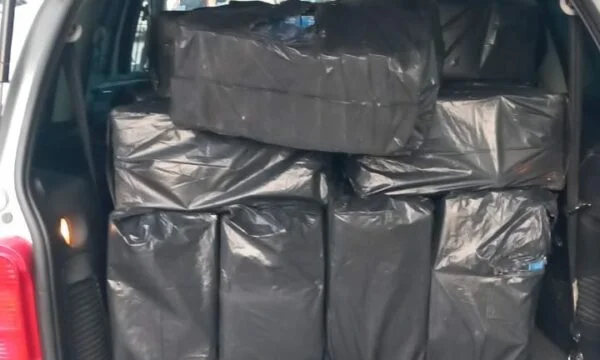 Etwa 400kg Tabak im Inneren, serbischer Lizenzauto von der Kosovo Polizei beschlagnahmt