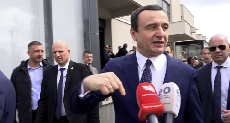 10 giorni fuori dal Kosovo, Kurti non ha tempo per i giornalisti: Capisci che ci sono?
