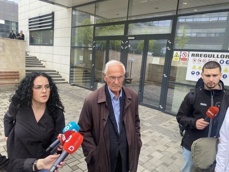 Le père de Triumf Riza : C'est le tueur principal.