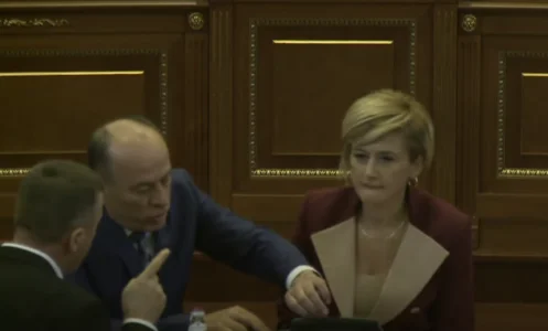 El diputado Shala muestra cómo la tensión en el Parlamento de Kosovo llevó a