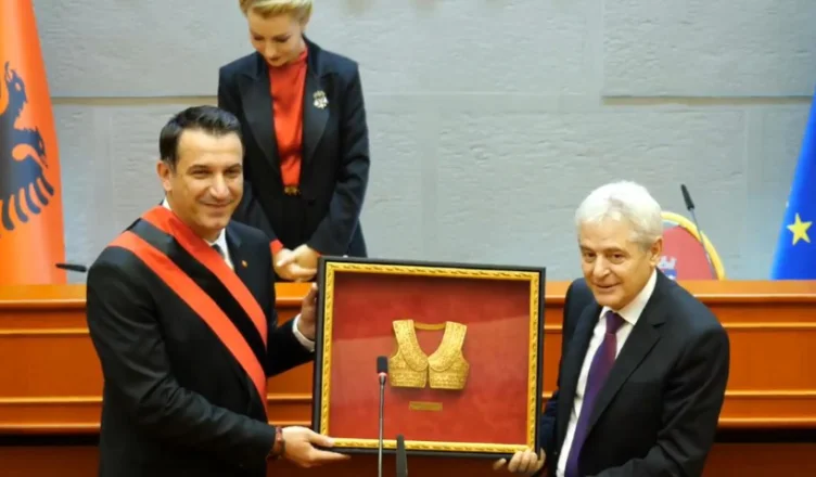 Ali Ahmeti après avoir été déclaré citoyen honoraire de Tirana: Je partage cet honneur avec tous mes compatriotes